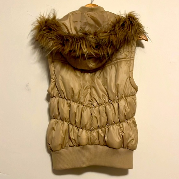 Women’s Hooded Quilted Vest - Picture 3 of 6